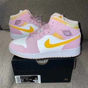 Air Jordan 1 Mid “Arctic Pink” 🌸